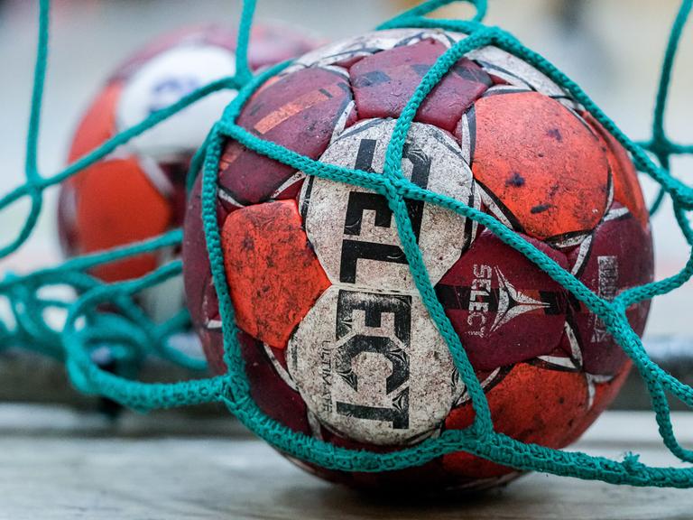 Ein Ball der Marke Select Ultimate liegt im Tor, hinter dem Tornetz.