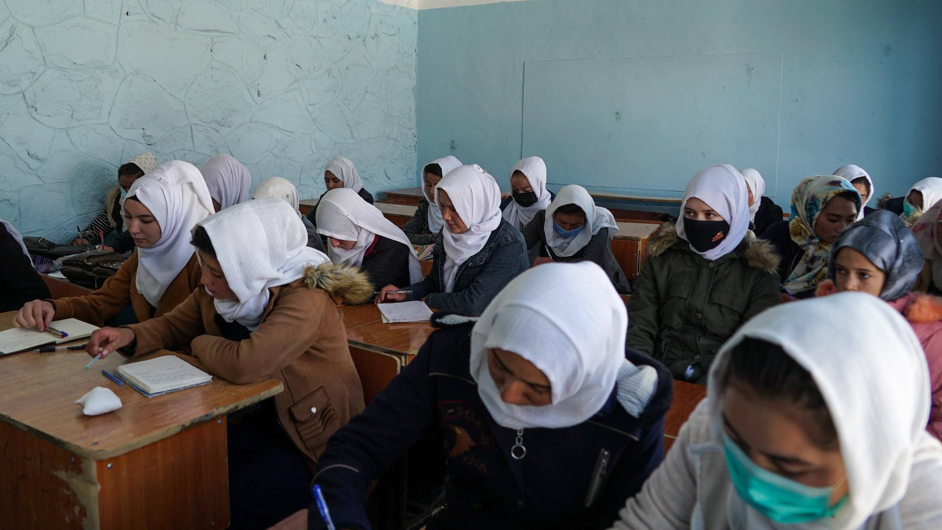 Junge Frauen sitzen im Unterricht in einer weiterführende Schule in Afghanistan noch vor der Machtergreifung der Taliban.
