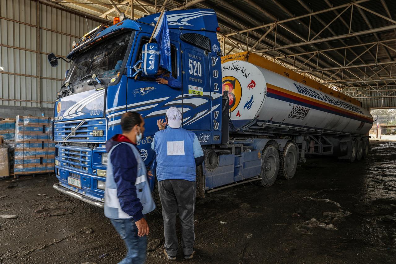 Das Hilfswerk der Vereinten Nationen für Palästina-Flüchtlinge im Nahen Osten (UNRWA) bringt zwei Lastwagen mit Treibstoff über den Al-Masry-Ãbergang nach Gaza. 