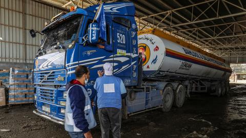 Das Hilfswerk der Vereinten Nationen für Palästina-Flüchtlinge im Nahen Osten (UNRWA) bringt zwei Lastwagen mit Treibstoff über den Al-Masry-Ãbergang nach Gaza.