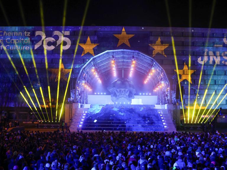 Mit einer Lasershow am Marx-Monument wurde das Jahr als Europäische Kulturhauptstadt in Chemnitz eröffnet. Chemnitz trägt 2025 den Kulturhauptstadttitel zusammen mit Nova Gorica (Slowenien).