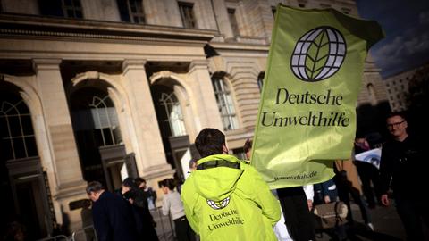 Demonstranten der NGO Deutsche Umwelthilfe in Berlin