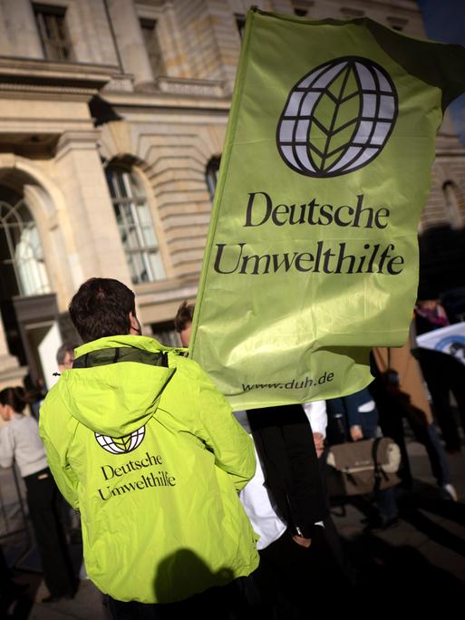 Demonstranten der NGO Deutsche Umwelthilfe in Berlin