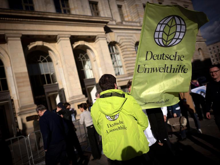 Demonstranten der NGO Deutsche Umwelthilfe in Berlin