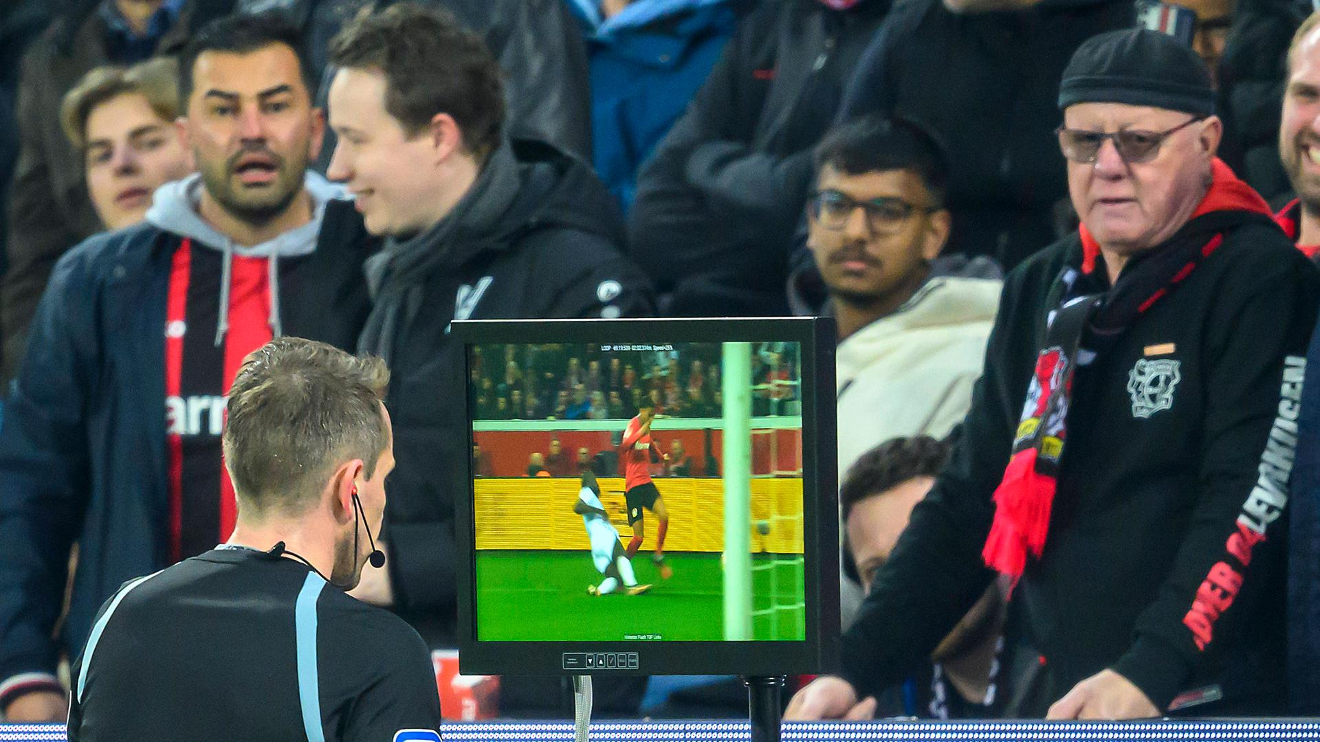 Schiedsrichter Tobias Stieler am Bildschirm beim Spiel zwischen Bayer Leverkusen und Bayern München