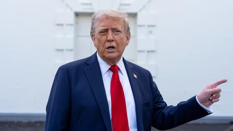 US-Präsident Donald Trump spricht vor dem Weißen Haus mit Reportern.