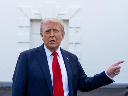 US-Präsident Donald Trump spricht vor dem Weißen Haus mit Reportern.