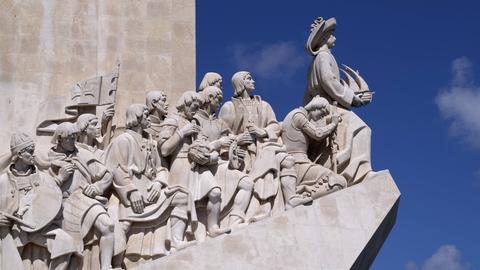 Steinernes Seefahrerdenkmal in Portugal vor blauem Himmel