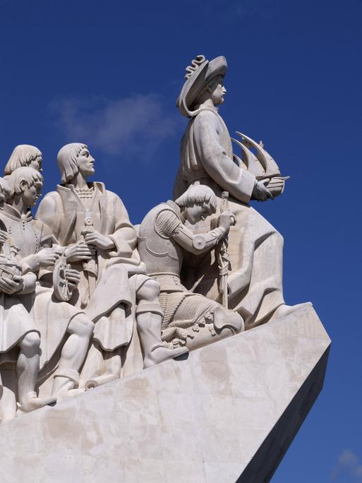 Steinernes Seefahrerdenkmal in Portugal vor blauem Himmel