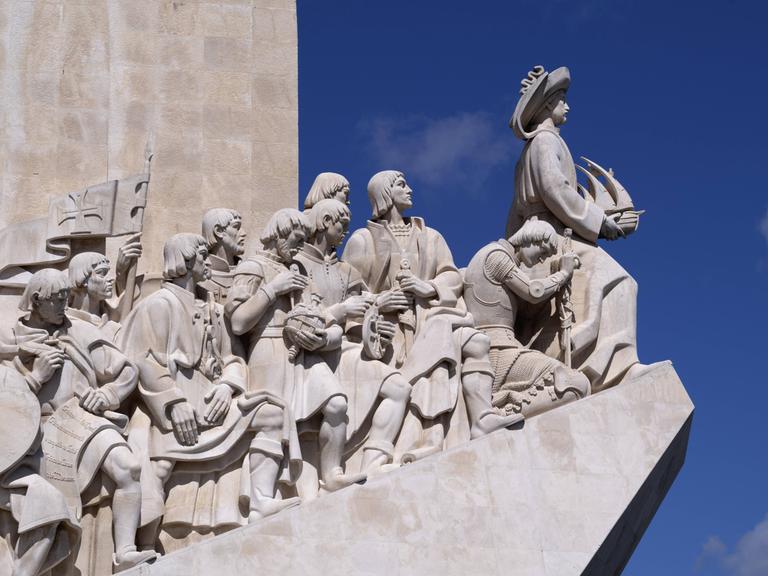 Steinernes Seefahrerdenkmal in Portugal vor blauem Himmel