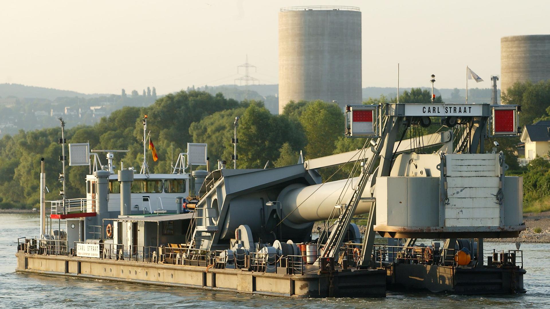 Das 1963 erbaute Taucherglockenschiff "Carl Straat" liegt am 11.08.2002 im Rhein vor Koblenz.