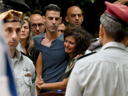 Familienangehörige trauern bei der Beerdigung von Oberst Roi Levy, dem Kommandeur der Eliteeinheit „Ghost“, auf einem Militärfriedhof in Jerusalem.