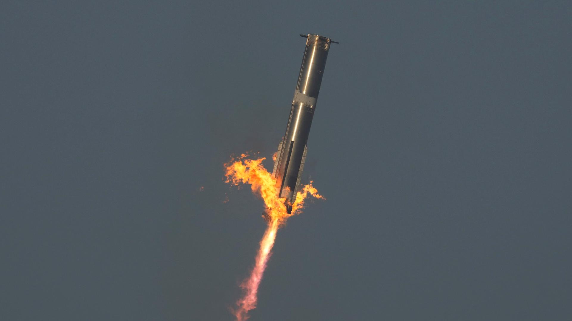 Man sieht den Booster der Riesenrakete "Starship" kurz nach dem Start.