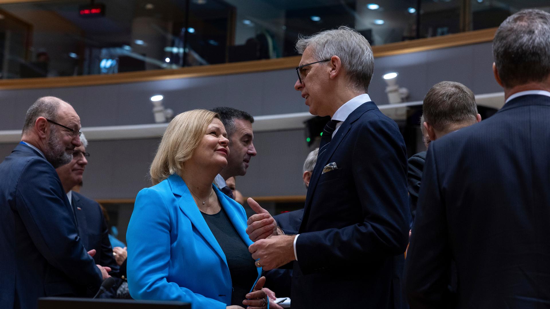 Die deutsche Innenministerin Nancy Faeser (SPD, l) spricht mit dem luxemburgischen Innenminister Leon Gloden während des Treffens der EU-Justiz- und Innenminister im Gebäude des Europäischen Rates in Brüssel.