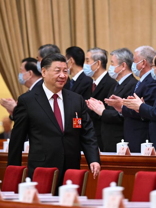 Chinas Staatspräsident Xi Jinping läuft ein bei der Eröffnung des Nationalen Volkskongresses 2023