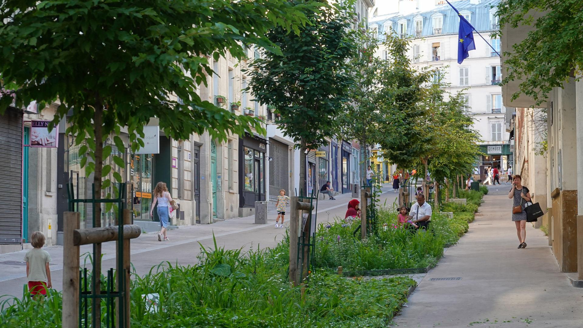 Eine begrünte und verkehrsberuhigte Straße mit Altbauten in Paris. Eine begrünte und verkehrsberuhigte Straße mit Altbauten in Paris.