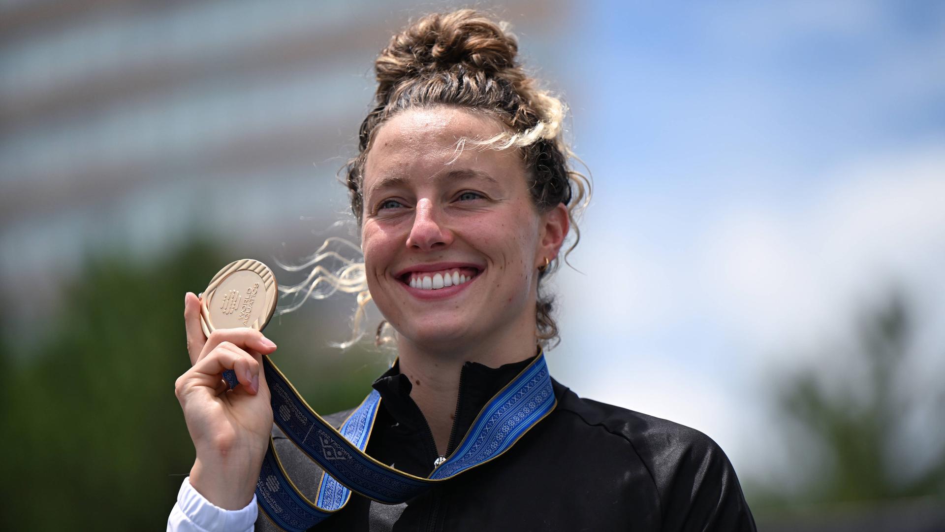 Sport Bilder des Tages 230718 -- FUKUOKA, July 18, 2023 -- Leonie Beck of Germany poses for the awarding ceremony after the open water women 5km of World Aquatics Championships 2023 held in Fukuoka, Japan, July 18, 2023.  SPJAPAN-FUKUOKA-WORLD AQUATICS CHAMPIONSHIPS-OPEN WATER-WOMEN 5KM XiaxYifang PUBLICATIONxNOTxINxCHN