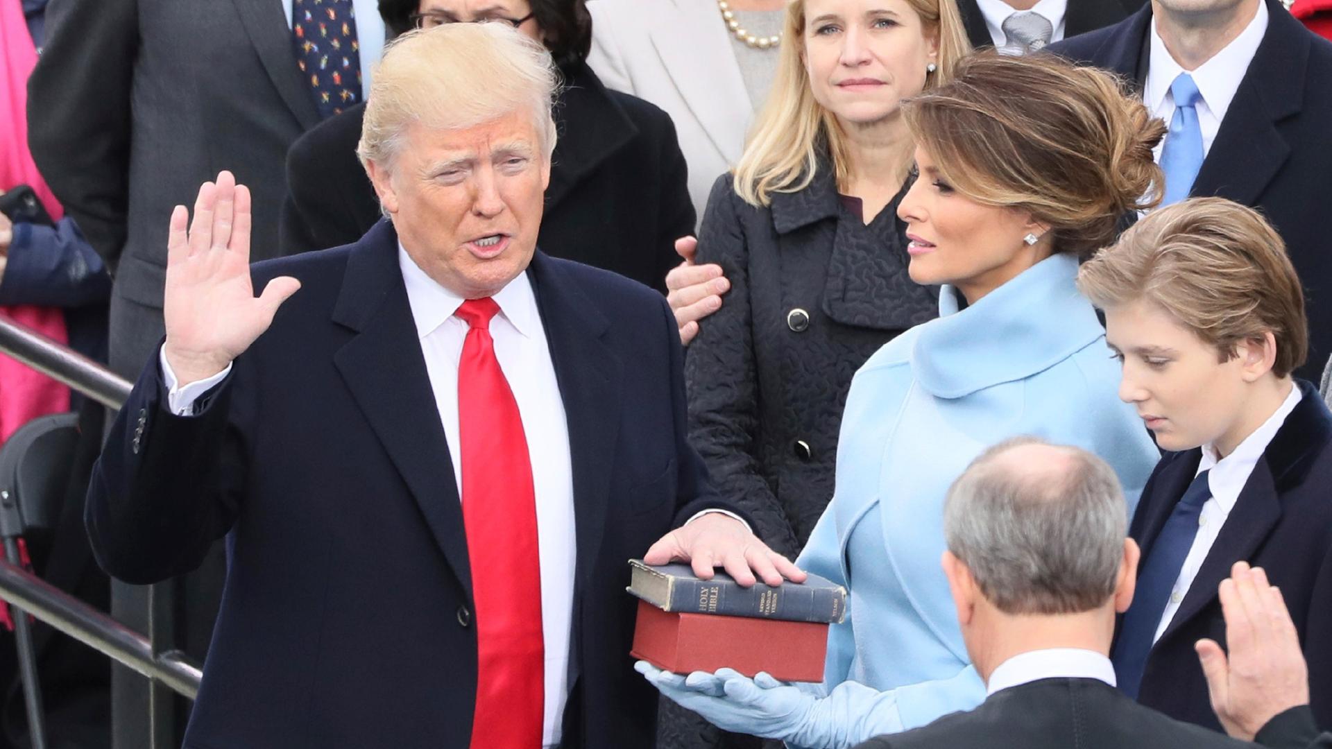 Donald Trump legt den Eid als US-Präsident ab. Die rechte Hand hält er in die Höhe, die linke liegt auf einer Bibel.