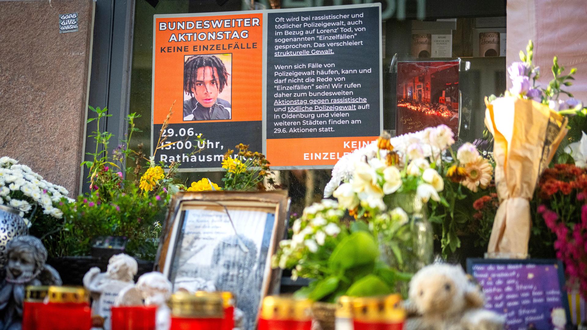 Am Tatort in der Oldenburger Innenstadt erinnern Fotos, Blumen und Kerzen an Lorenz, der durch Polizeischüsse tödlich verletzt wurde. Am Tatort in der Oldenburger Innenstadt erinnern Fotos, Blumen und Kerzen an Lorenz, der durch Polizeischüsse tödlich verletzt wurde.