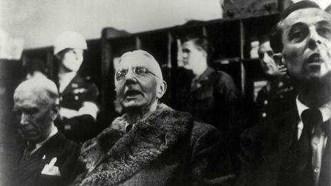 Nürnberger KriegsverbrecherprozeÃ vor dem alliierten Militärtribunal (20.11.1945 Â 1.10.1946). Urteilsverkündung am 1. Oktober 1946: V. l., Franz von Papen, Hjalmar Schacht und Hans Fritsche stellen sich nach ihrem Freispruch der Presse. Foto.