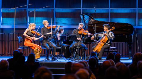 Die jungen Musiker sitzen mit ihren Instrumenten gut gelaunt im Spiel auf der Bühne des Kammermusiksaals im Deutschlandfunk Kultur. Die jungen Musiker sitzen mit ihren Instrumenten gut gelaunt im Spiel auf der Bühne des Kammermusiksaals im Deutschlandfunk Kultur.