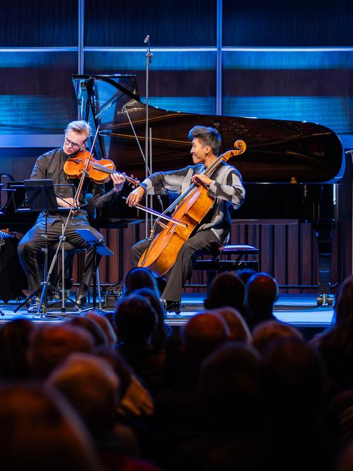 Die jungen Musiker sitzen mit ihren Instrumenten gut gelaunt im Spiel auf der Bühne des Kammermusiksaals im Deutschlandfunk Kultur.