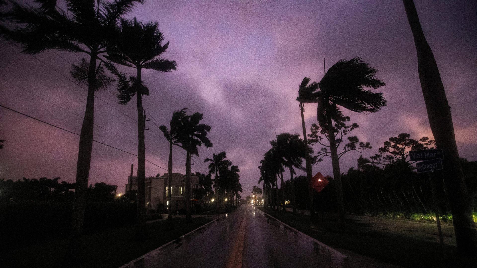 Der Himmel über Fort Myers im US-Bundestaat Fort Myers hat sich dunkel verfärbt. 