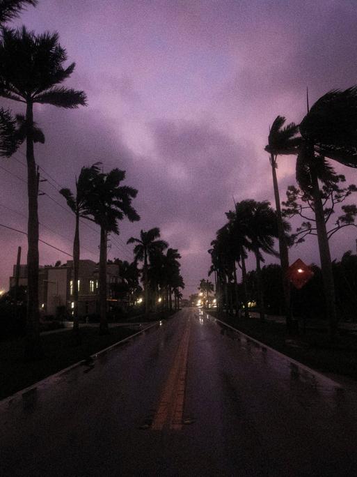 Der Himmel über Fort Myers im US-Bundestaat Fort Myers hat sich dunkel verfärbt. 