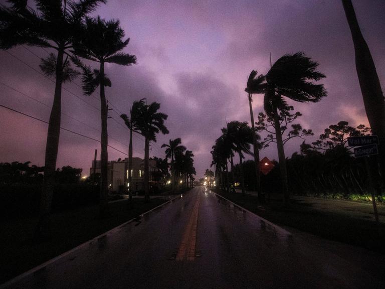 Der Himmel über Fort Myers im US-Bundestaat Fort Myers hat sich dunkel verfärbt. 