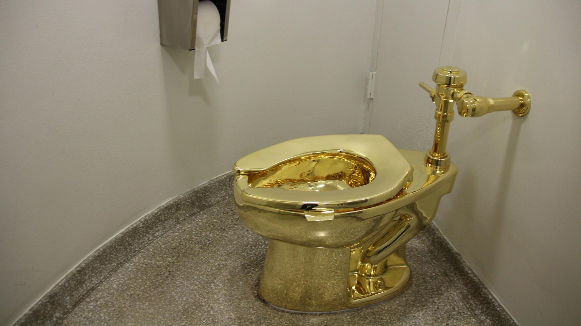 Ein goldenes Klo des Künstlers Maurizio Cattelan Ein goldenes Klo des Künstlers Maurizio Cattelan
