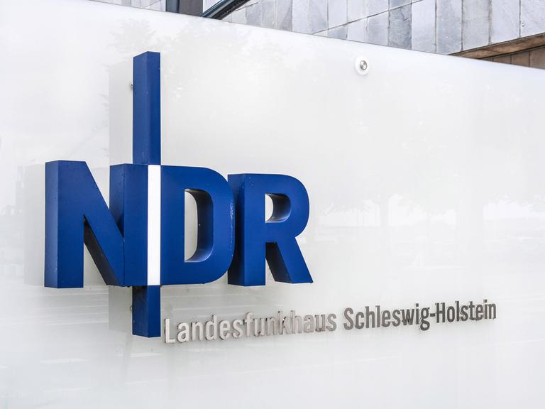 NDR Logo (Norddeutscher Rundfunk) in Grossbuchstaben an der Fassade des Landesfunkhauses in Kiel