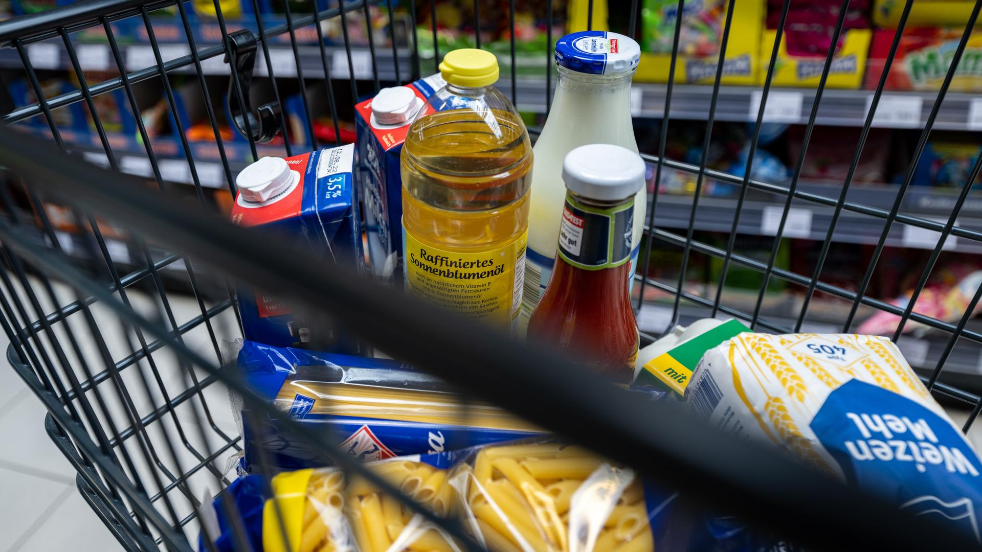 Lebensmittel liegen in einem Einkaufswagen in einem Supermarkt in Leipzig. Die Preise für Lebensmittel sind in den vergangenen Monaten bereits gestiegen und könnten noch weiter ansteigen .