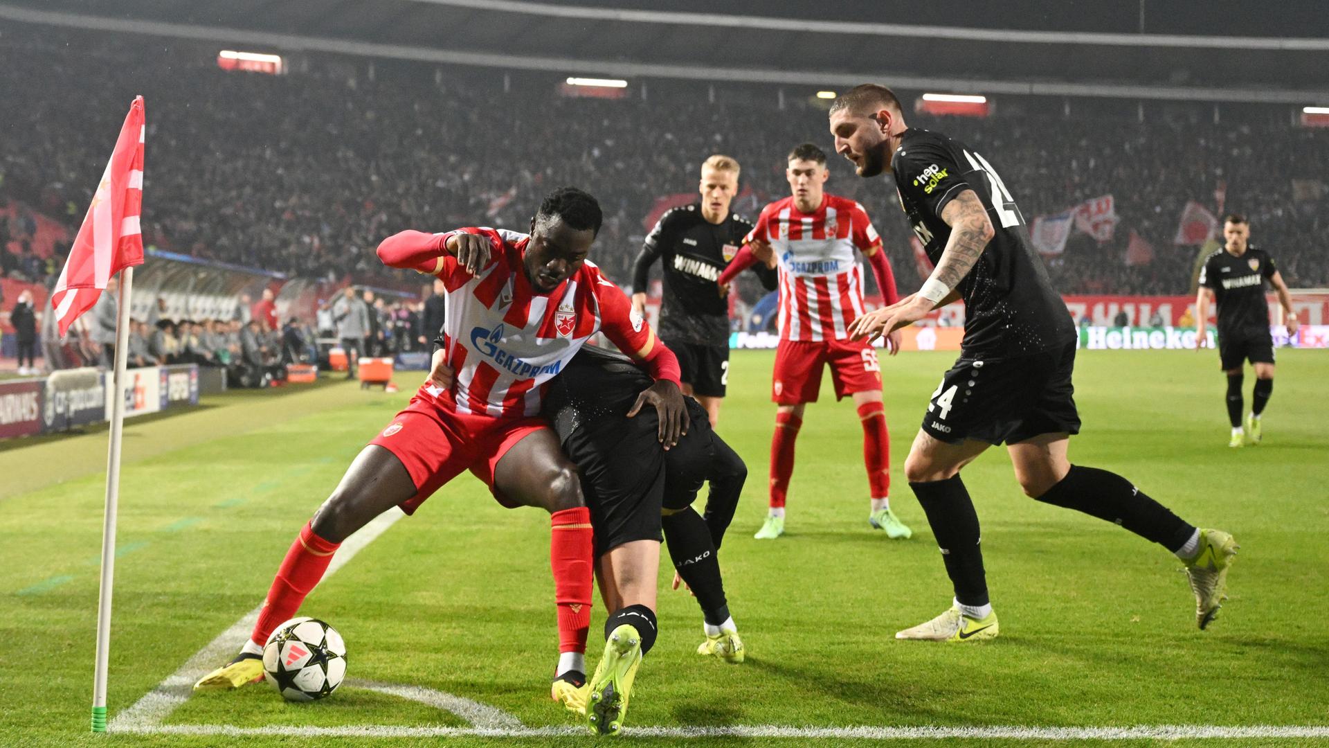 Szene aus dem Champions-League-Spiel zwischen Roter Stern Belgrad und dem VfB Stuttgart: Mehrere Spieler kämpfen neben der Eckfahne um den Ball.