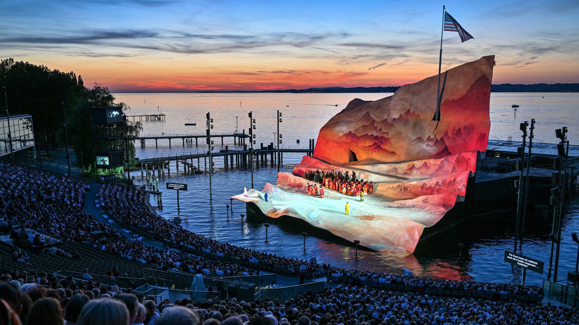 Blick von der Zuschauerrängen auf die Seebühne der Bregenzer Festspiele während einer Aufführung der Oper Madame Butterfly von Giacomo Puccini im Juli 2022.