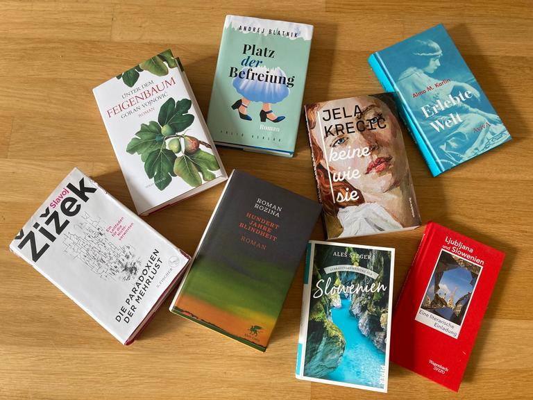 Diverse slowenische Bücher wie "Die Paradoxien der Mehrlust" von von Slavoj Zizek, "Ljubljana und Slowenien. Eine literarische Einladung" oder "Unter dem Feigenbaum" von Goran Vojnovic.