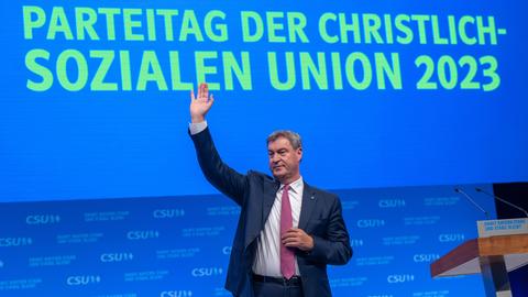 Das Foto zeigt Markus Söder nach seiner Rede auf dem Parteitag der CSU auf der Bühne. Er winkt.