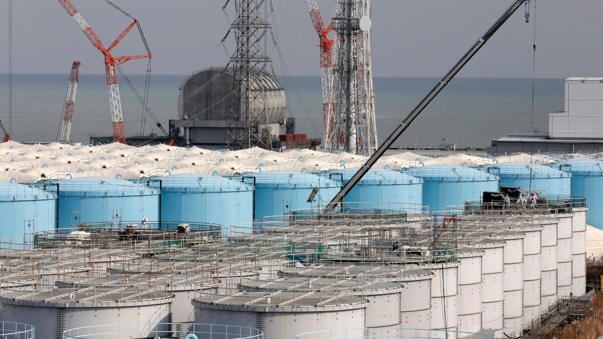 Das Foto zeigt viele große Wasser-Tanks am Atom-Kraft-Werk Fukushima.