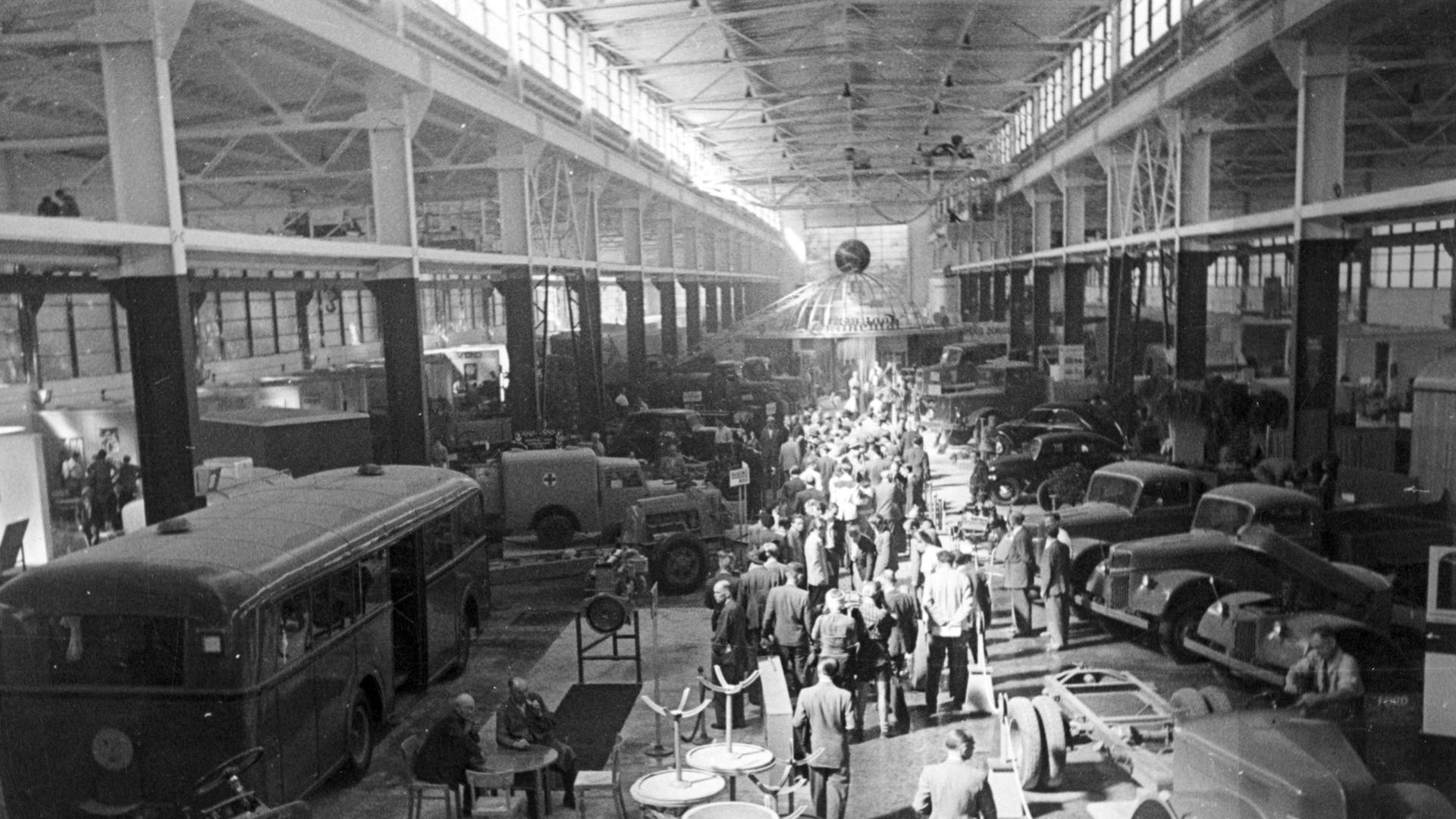 Blick in eine Halle der "Exportmesse Hannover 1947"