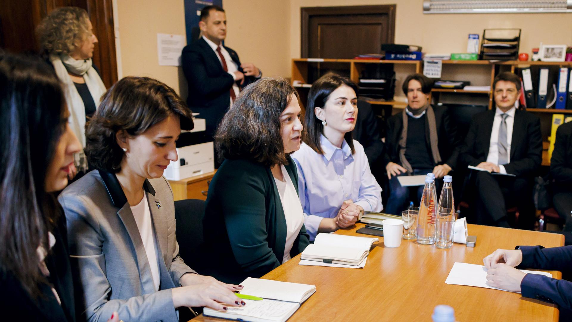 Das Bild zeigt ein Treffen der Anwälte und Anwältinnen aus dem Land Georgien. Mehrere Personen sitzen an einem Tisch. Das Bild zeigt ein Treffen der Anwälte und Anwältinnen aus dem Land Georgien. Mehrere Personen sitzen an einem Tisch.