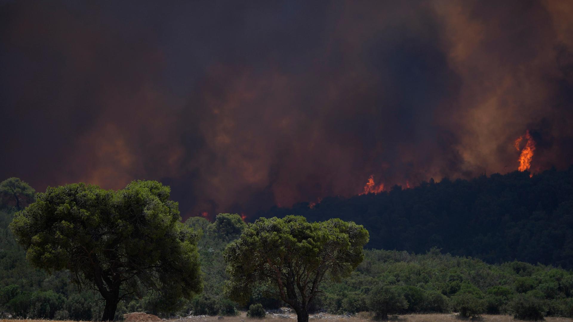 Inoi: Ein Feuer brennt auf einem Hügel in der Nähe von Athen.