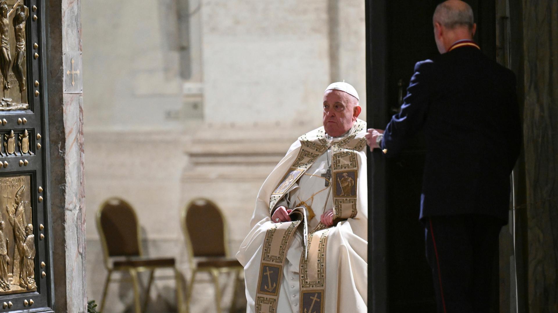 Papst Franziskus durchfährt - wegen Knieproblemen im Rollstuhl - die Heilige Pforte im Petersdom