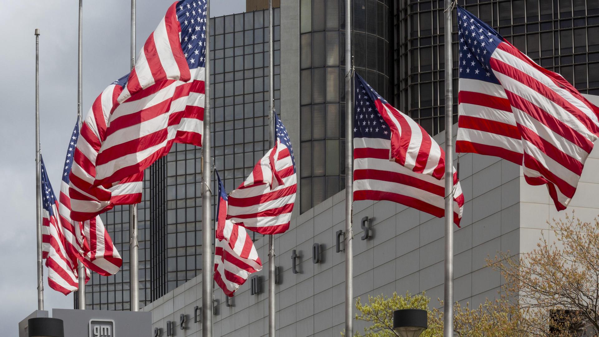 Amerikanische Flaggen wehen vor dem Hauptsitz von General Motors im Renaissance Center in Detroit, Michigan 