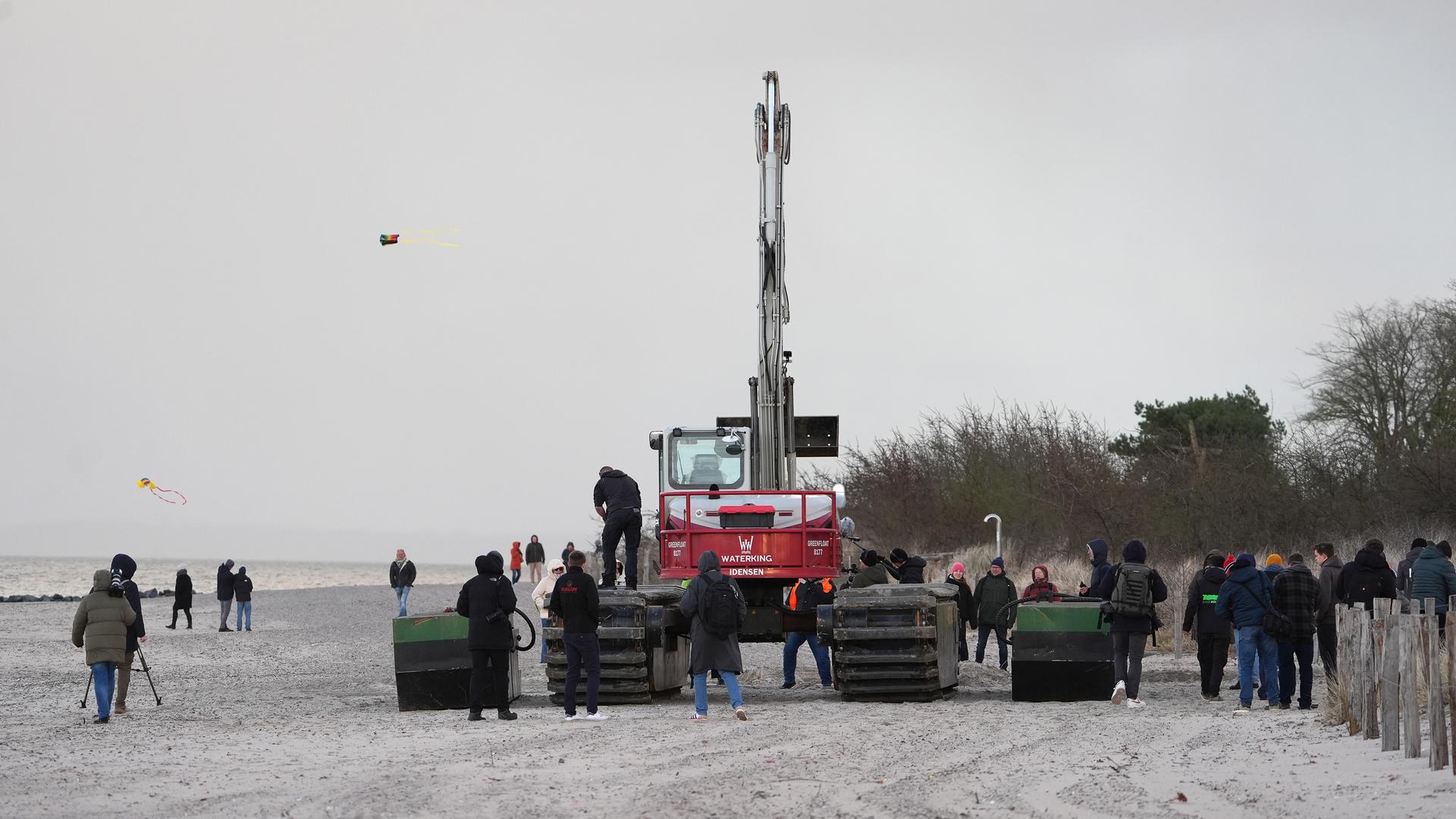 Timmendorfer Strand: Ein Spezial-Schwimmbagger (M) steht zwischen Schwimmpontons am Strand bei Niendorf, wo ein Wal im flachen Wasser gestrandet ist. Timmendorfer Strand: Ein Spezial-Schwimmbagger (M) steht zwischen Schwimmpontons am Strand bei Niendorf, wo ein Wal im flachen Wasser gestrandet ist.