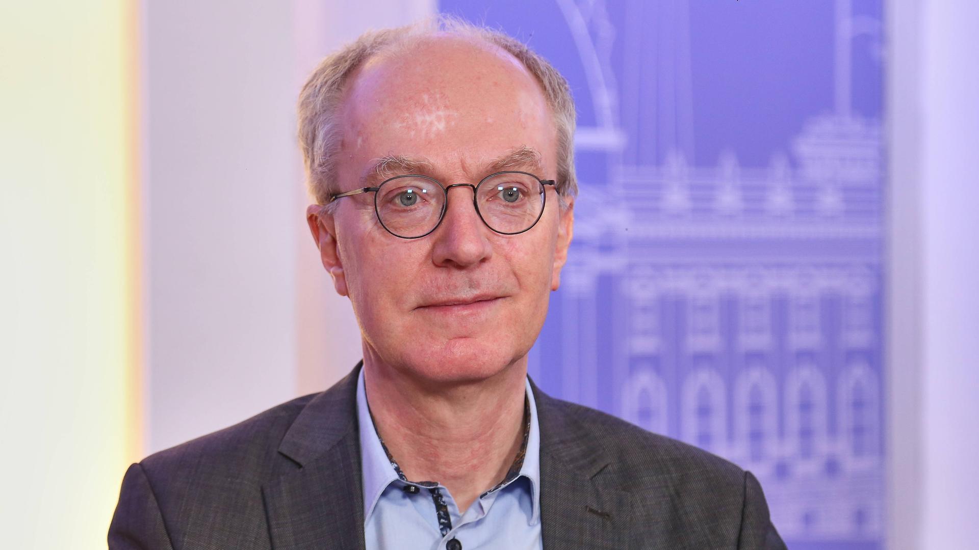 Das Bild zeigt eion Porträts des Ökonomen Friedrich Heinemann, er trägt eine Brille mit nahezu runden Gläsern.