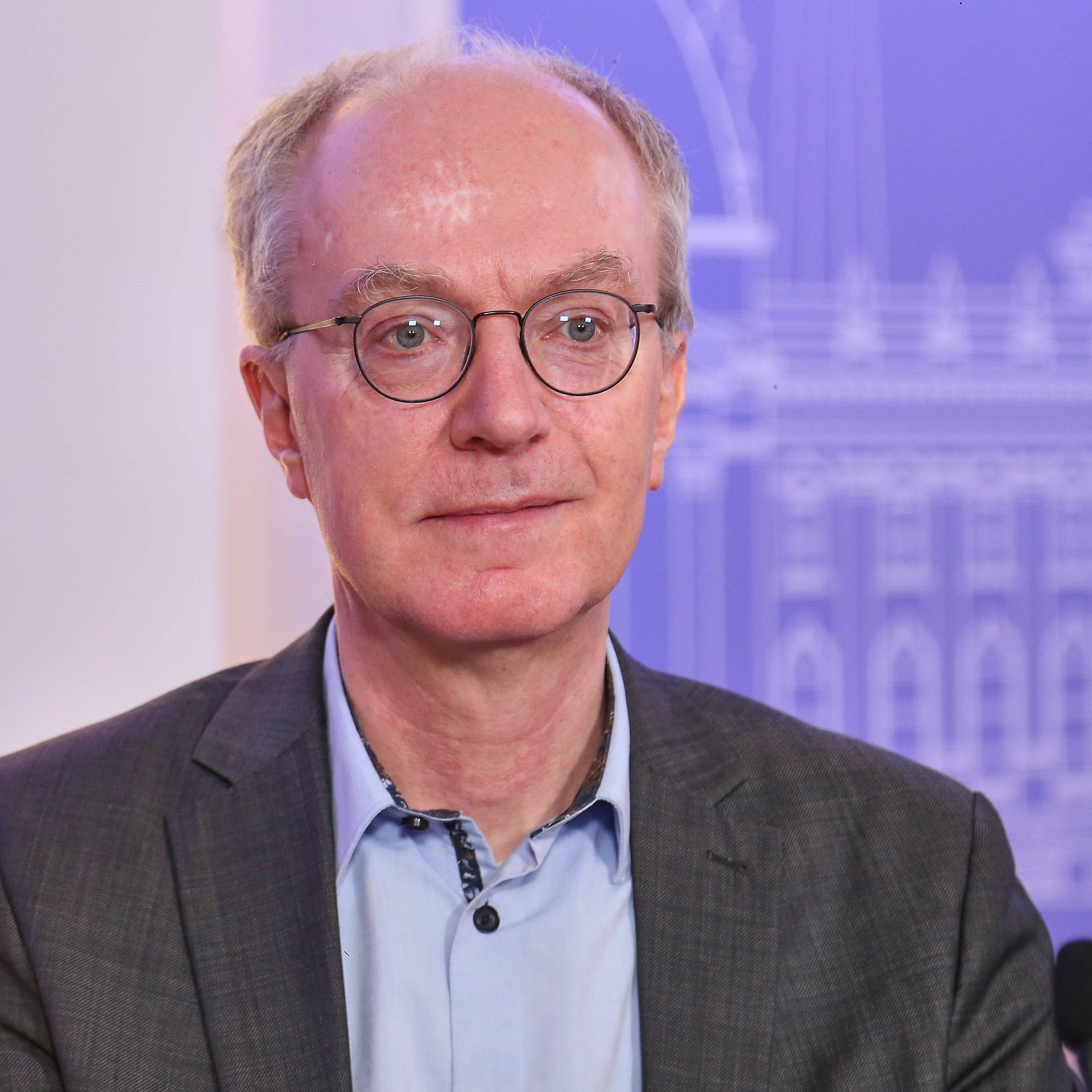 Das Bild zeigt eion Porträts des Ökonomen  Friedrich Heinemann, er trägt eine Brille mit nahezu runden Gläsern.