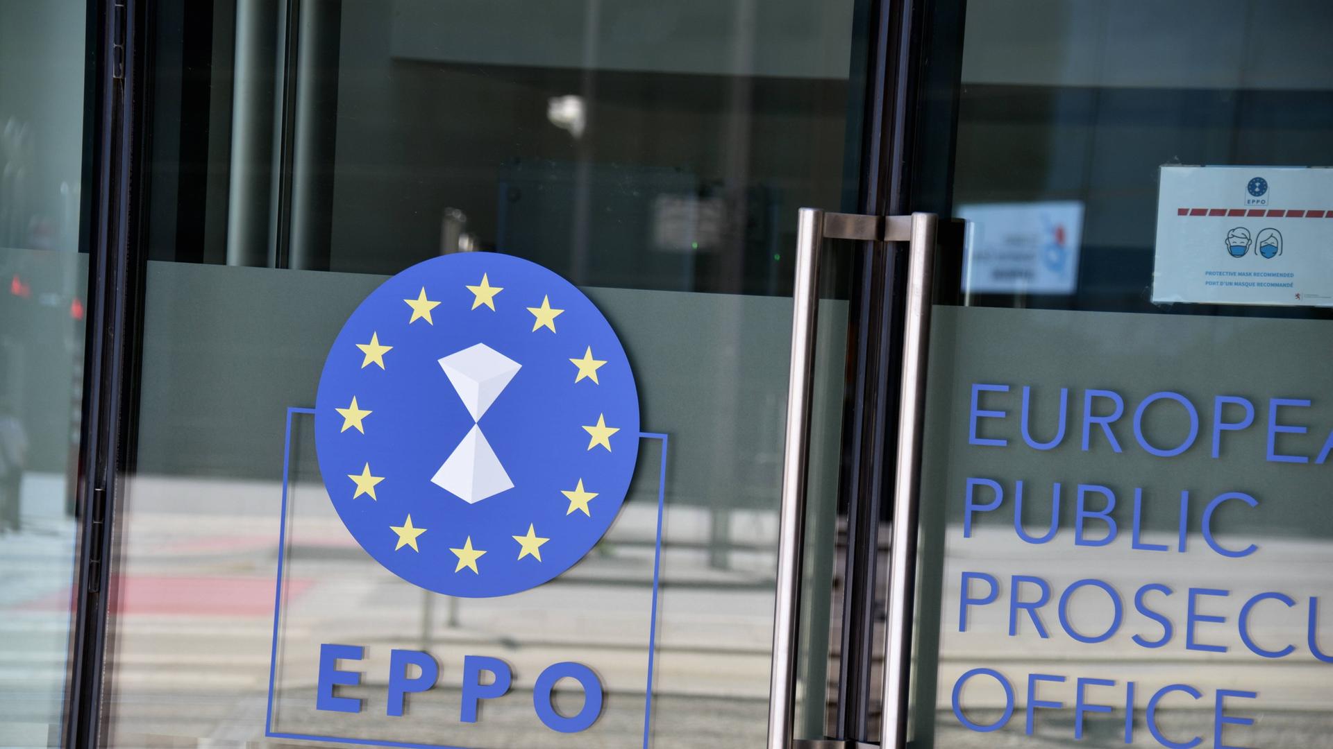 Emblem der Europäischen Staatsanwaltschaft, EuStA, englisch European Public Prosecutors Office, EPPO, auf einer Tür zum Bürogebäude 