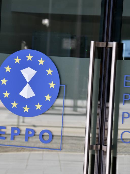 Emblem der Europäischen Staatsanwaltschaft, EuStA, englisch European Public Prosecutors Office, EPPO, auf einer Tür zum Bürogebäude 