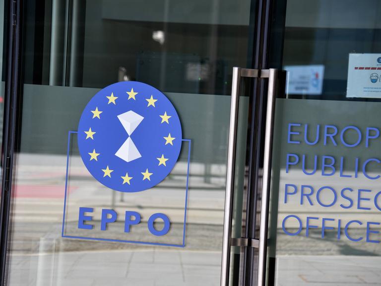Emblem der Europäischen Staatsanwaltschaft, EuStA, englisch European Public Prosecutors Office, EPPO, auf einer Tür zum Bürogebäude 
