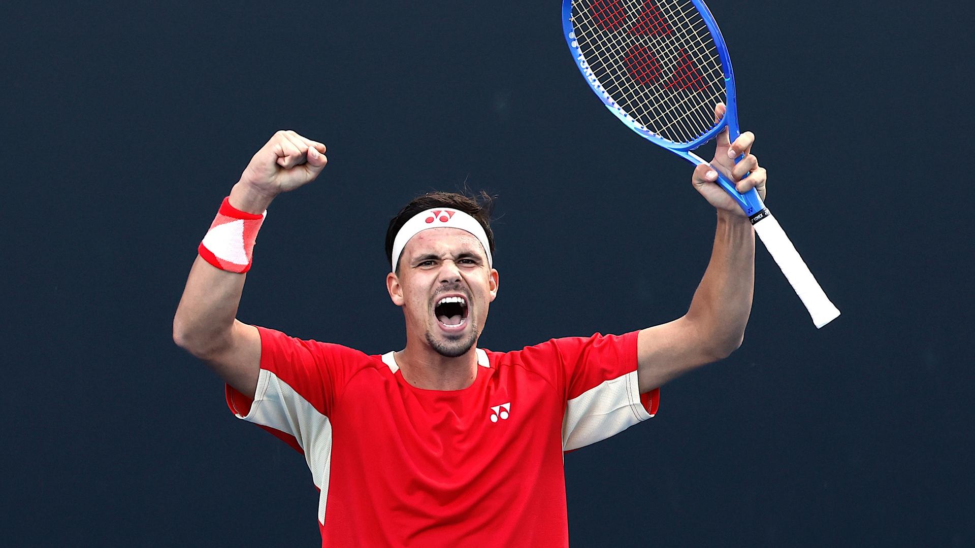 Melbourne: Tennis: Grand Slam - Australian Open, Daniel Altmaier (Deutschland) jubelt über seinen Sieg. 