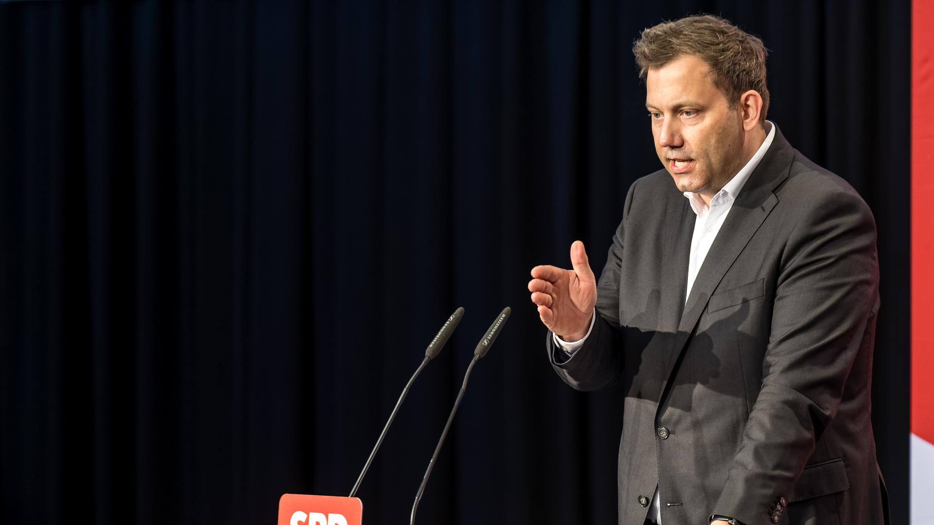 SPD-Chef Lars Klingbeil spricht beim Landesparteitag der SPD Brandenburg in Cottbus. SPD-Chef Lars Klingbeil spricht beim Landesparteitag der SPD Brandenburg in Cottbus.